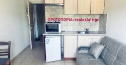 Λαμία – Παγκράτι ενοικιάζεται πλήρως επιπλωμένο στούντιο 1ου ορόφου, επιφάνειας 20 τ.μ., κατασκευής 2008, σε εξαιρετική τοποθεσία με ανοιχτωσιά και όμορφη θέα, καθώς βλέπει σε πάρκο.