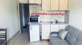 Λαμία – Παγκράτι ενοικιάζεται πλήρως επιπλωμένο στούντιο 1ου ορόφου, επιφάνειας 20 τ.μ., κατασκευής 2008, σε εξαιρετική τοποθεσία με ανοιχτωσιά και όμορφη θέα, καθώς βλέπει σε πάρκο.