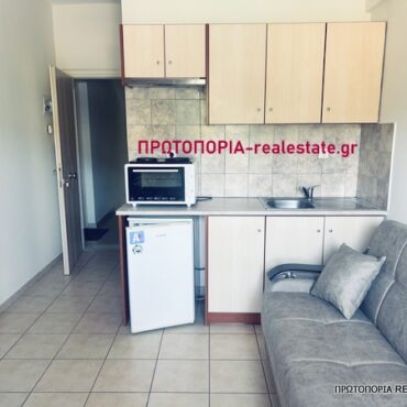 Λαμία – Παγκράτι ενοικιάζεται πλήρως επιπλωμένο στούντιο 1ου ορόφου, επιφάνειας 20 τ.μ., κατασκευής 2008, σε εξαιρετική τοποθεσία με ανοιχτωσιά και όμορφη θέα, καθώς βλέπει σε πάρκο.
