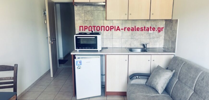 Λαμία – Παγκράτι ενοικιάζεται πλήρως επιπλωμένο στούντιο 1ου ορόφου, επιφάνειας 20 τ.μ., κατασκευής 2008, σε εξαιρετική τοποθεσία με ανοιχτωσιά και όμορφη θέα, καθώς βλέπει σε πάρκο.