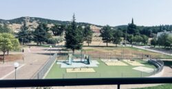 Λαμία – Παγκράτι ενοικιάζεται πλήρως επιπλωμένο στούντιο 1ου ορόφου, επιφάνειας 20 τ.μ., κατασκευής 2008, σε εξαιρετική τοποθεσία με ανοιχτωσιά και όμορφη θέα, καθώς βλέπει σε πάρκο.
