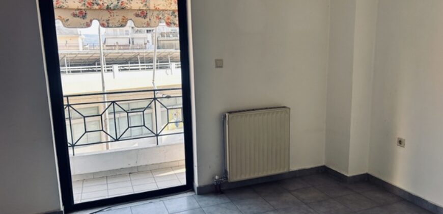 Λαμία – Κέντρο ενοικιάζεται διαμέρισμα 2ου ορόφου, επιφάνειας 81 τ.μ., σε ιδιαίτερα προνομιακή και κεντρική τοποθεσία της πόλης