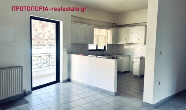 Λαμία – Κέντρο ενοικιάζεται διαμέρισμα 2ου ορόφου, επιφάνειας 81 τ.μ., σε ιδιαίτερα προνομιακή και κεντρική τοποθεσία της πόλης