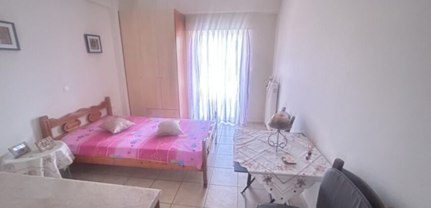 Λαμία – Παγκράτι ενοικιάζεται πλήρως επιπλωμένο στούντιο 1ου ορόφου, επιφάνειας 25τ.μ., κατασκευής 2008, σε εξαιρετική τοποθεσία με ανοιχτωσιά και όμορφη θέα, καθώς βλέπει σε πάρκο. Το ακίνητο είναι πλήρως επιπλωμένο και πλήρως εξοπλισμένο, έτοιμο να κατοικηθεί άμεσα, χωρίς καμία επιπλέον δαπάνη. Διαθέτει κρεβάτι, κλιματιστικό, λευκά κουφώματα αλουμινίου με διπλά ενεργειακά τζάμια, σίτες, δάπεδα με πλακάκι και ευρύχωρο μπαλκόνι, ιδανικό για στιγμές χαλάρωσης, με όμορφη θέα προς το πάρκο.Καταλληλο για στρατιωτικους,εκπαιδευτικους Βρίσκεται σε ιδιαίτερα προνομιακή τοποθεσία, πολύ κοντά σε σούπερ μάρκετ, στη λαϊκή αγορά και σε στάση αστικής συγκοινωνίας, προσφέροντας άνετη και εύκολη εξυπηρέτηση των καθημερινών αναγκών. Η Ενεργειακή Κλάση του ακινήτου είναι Δ. Αποτελεί ιδανική επιλογή για εργαζόμενους, στρατιωτικούς, εκπαιδευτικούς, φοιτητές, καθώς και για όσους αναζητούν μία οικονομική, λειτουργική και άνετη κατοικία σε ήσυχη περιοχή. Τιμή: 200 ευρώ. Κωδικός Ακινήτου: 11016 ΠΡΩΤΟΠΟΡΙΑ – Real Estate Αβερώφ 4, 1ος Όροφος, Λαμία Υπεύθυνη Ακινήτου: Ραπτοπούλου Ματίνα Τηλ.: 6943104400