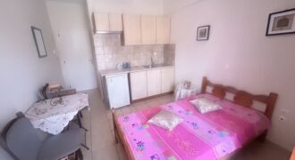 Λαμία – Παγκράτι ενοικιάζεται πλήρως επιπλωμένο στούντιο 1ου ορόφου, επιφάνειας 25τ.μ., κατασκευής 2008, σε εξαιρετική τοποθεσία με ανοιχτωσιά και όμορφη θέα, καθώς βλέπει σε πάρκο. Το ακίνητο είναι πλήρως επιπλωμένο και πλήρως εξοπλισμένο, έτοιμο να κατοικηθεί άμεσα, χωρίς καμία επιπλέον δαπάνη. Διαθέτει κρεβάτι, κλιματιστικό, λευκά κουφώματα αλουμινίου με διπλά ενεργειακά τζάμια, σίτες, δάπεδα με πλακάκι και ευρύχωρο μπαλκόνι, ιδανικό για στιγμές χαλάρωσης, με όμορφη θέα προς το πάρκο.Καταλληλο για στρατιωτικους,εκπαιδευτικους Βρίσκεται σε ιδιαίτερα προνομιακή τοποθεσία, πολύ κοντά σε σούπερ μάρκετ, στη λαϊκή αγορά και σε στάση αστικής συγκοινωνίας, προσφέροντας άνετη και εύκολη εξυπηρέτηση των καθημερινών αναγκών. Η Ενεργειακή Κλάση του ακινήτου είναι Δ. Αποτελεί ιδανική επιλογή για εργαζόμενους, στρατιωτικούς, εκπαιδευτικούς, φοιτητές, καθώς και για όσους αναζητούν μία οικονομική, λειτουργική και άνετη κατοικία σε ήσυχη περιοχή. Τιμή: 200 ευρώ. Κωδικός Ακινήτου: 11016 ΠΡΩΤΟΠΟΡΙΑ – Real Estate Αβερώφ 4, 1ος Όροφος, Λαμία Υπεύθυνη Ακινήτου: Ραπτοπούλου Ματίνα Τηλ.: 6943104400